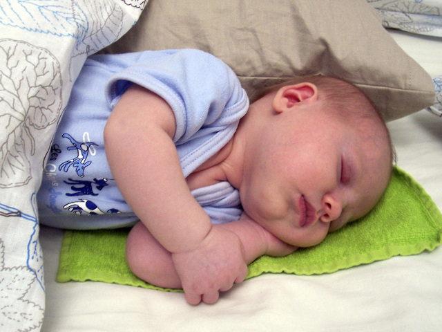 spící dítě v postýlce