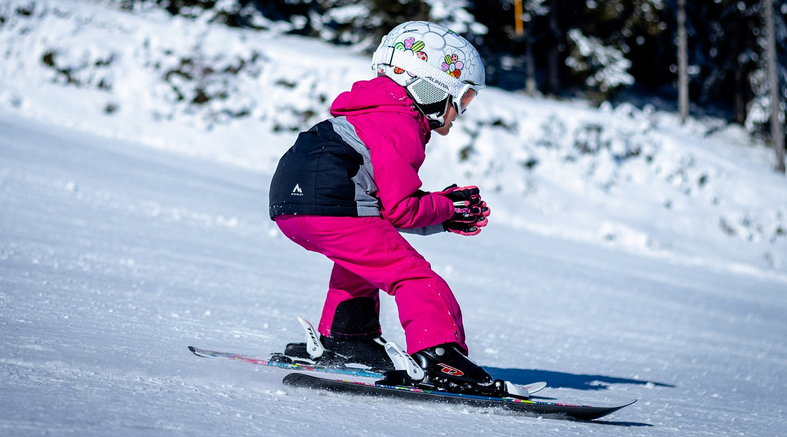 dítě lyžuje